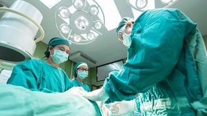 Un chirurg infectat a continuat să opereze 