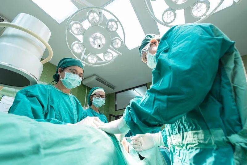 Un chirurg infectat a continuat să opereze 