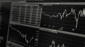 Agenţia de evaluare financiară Fitch a înrăutăţit ratingul României şi estimează un deficit peste cel prognozat de Guvern