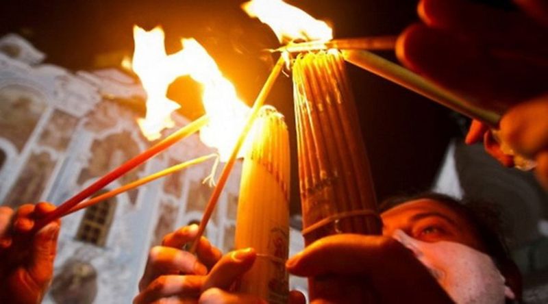 Lumina Sf&acirc;ntă de la Ierusalim a ajuns &icirc;n Rom&acirc;nia!