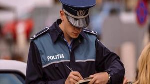 Polițiștii care verificau declarațiile au fost atacați cu pietre 