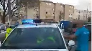  Poliţiştii care verificau respectarea ordonanţelor militare, atacaţi cu pietre într-un cartier din Hunedoara