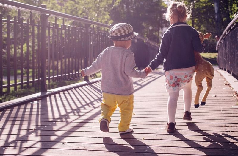 De c&acirc;nd vor avea voie copiii să iasă afară să se joace