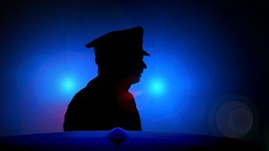 Un bărbat îmbrăcat în uniformă de polițist a ucis cel puțin 16 oameni