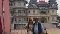 Cel mai bogat rrom din țară s-a distrat de Paște ca la nuntă! Puiu Englezu a întins mesele în fața celor trei vile ale sale și a dansat pe rupte cu invitații săi! VIDEO