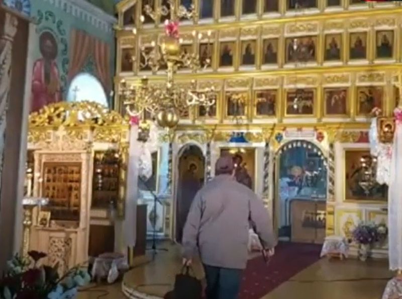 barbat inarmat in biserica tulcea