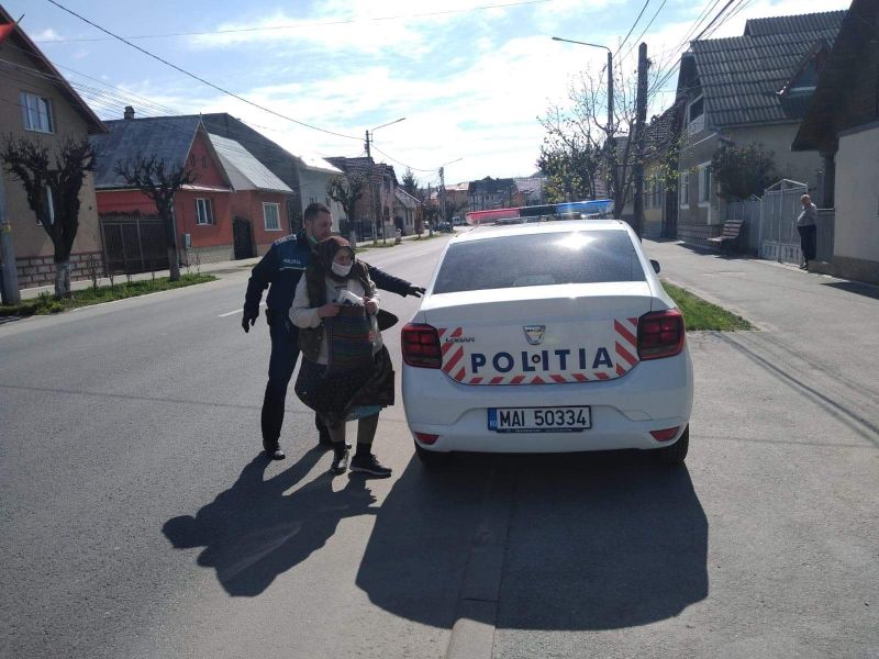 Bătrână de 78 de ani, urcată în mașina de poliție!Motivul interventiei