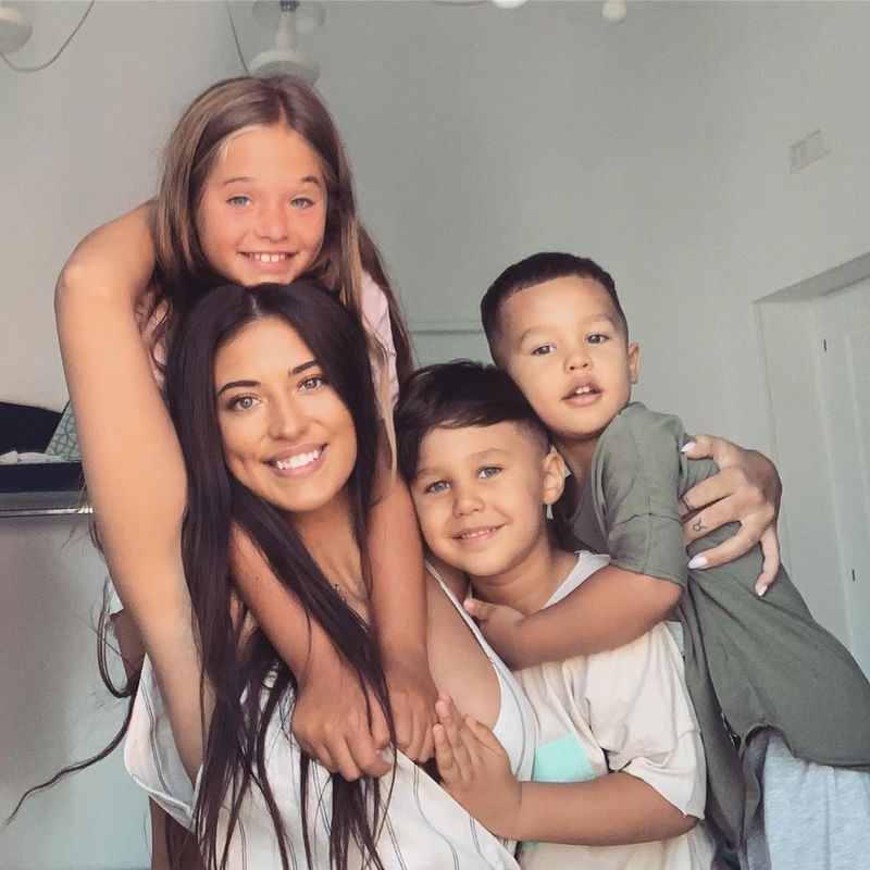 Antonia și-a etalat pentru prima dată silicoanele