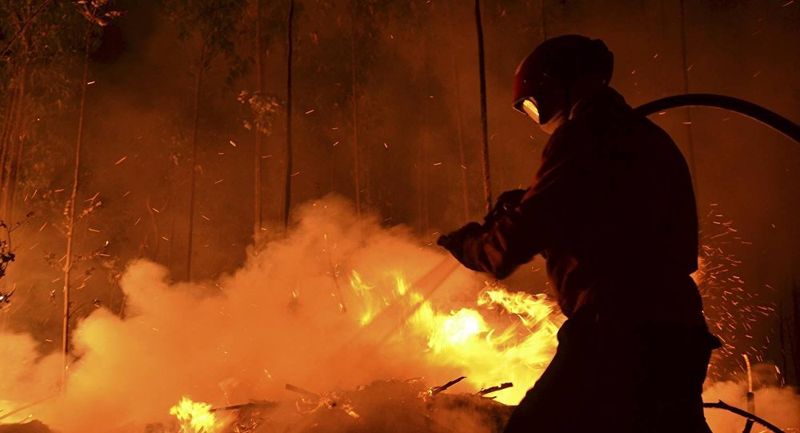 Incendiu puternic la Galați. Totul a pornit de la o lumânare