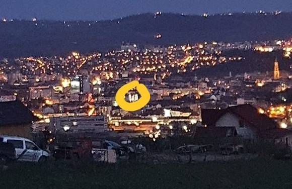Un tată internat în spital comunică cu fiica sa prin lumini 
