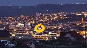 Un tată internat în spital comunică cu fiica sa prin lumini 
