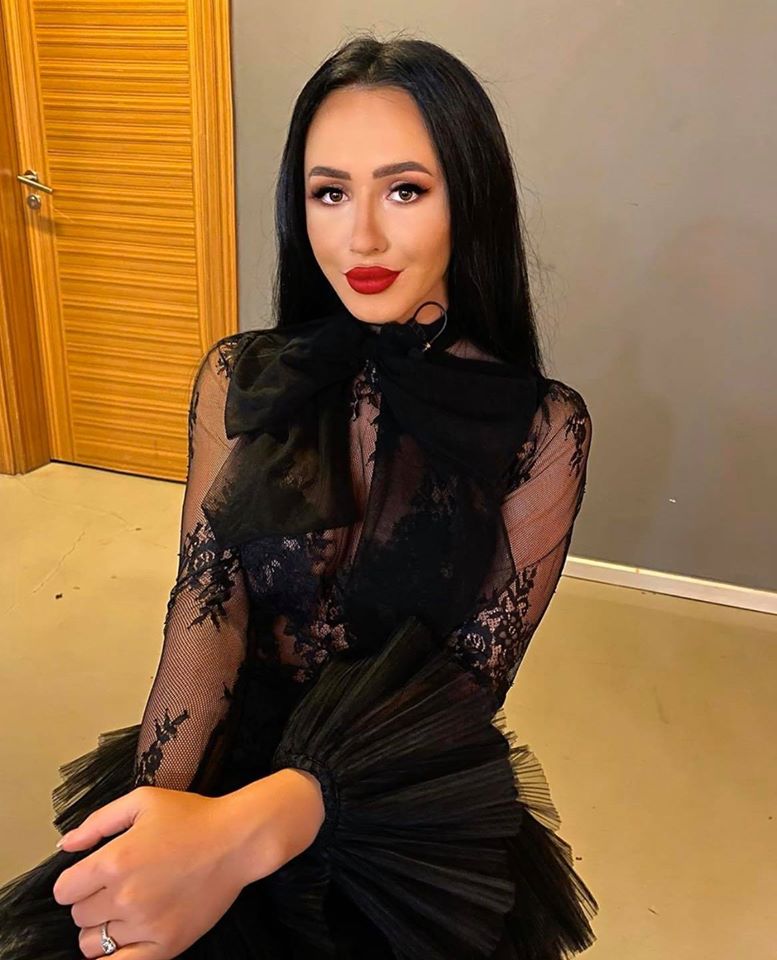 Ella a fost părăsită de iubit chiar de ziua ei de naștere Ella a fost părăsită de iubit chiar de ziua ei de naștere