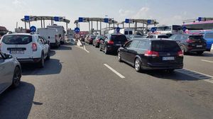 Sute de români din străinătate stau neajutorați la vama Nădlac