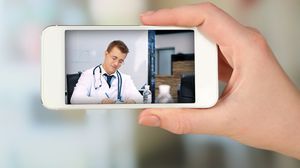 un-fals-medic-ginecolog-consulta-femeile-prin-camera-de-la-telefon-apoi-le-santaja