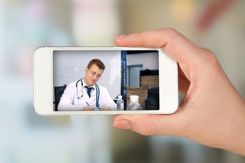 un-fals-medic-ginecolog-consulta-femeile-prin-camera-de-la-telefon-apoi-le-santaja