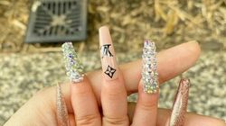 Mama unei fetițe de 3 ani, pusă aspru la zid, după ce i-a pus unghii false "de firmă"