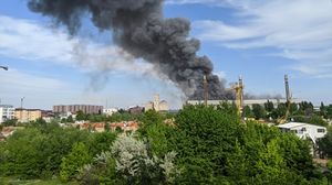 EXPLOZIE la o fabrică de sticlă din București. A izbucnit un incendiu de proporții