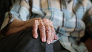 Sfârșit cumplit pentru un bătrân din Huși. A murit de foame, singur, în propria casă