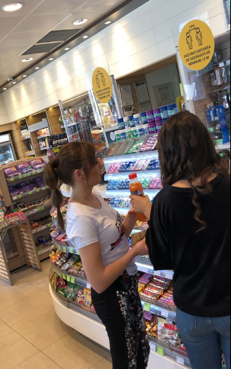Vulpița, apariție „sclipitoare” într-o benzinărie din București. Îi priește noua viață