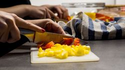 Femeie batuta si lovita in cap cu o sticla de otet pentru ca a venit acasa mirosind a bacon. Ororile la care a fost supusa de iubitul ei