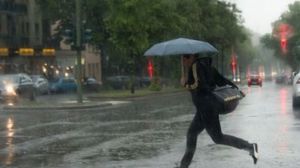 Cod galben de vânt puternic şi ploi torenţiale, marţi, în cea mai mare parte a ţării