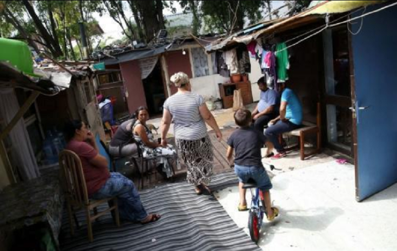 Daune morale de 7000 de euro pentru fiecare rom evacuat cu forța dintr-o tabără din Franța! Curtea nu reţine acuzaţia de ”tratament inuman şi degradant”