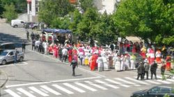 Înmormântarea nepotului unui bulibașă din Focșani, cu peste o sută de oameni. Cum au reacționat autoritățile
