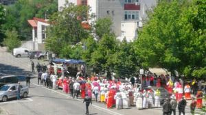 Peste o sută de oameni, la înmormântarea nepotului unui bulibașă