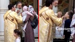 Arhiepiscopul Tomisului, surprins în timp ce împărtășea copiii cu aceeași linguriță