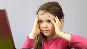 Sătui de temele la matematică, doi copii au decis să-i taie internetul profesorului.