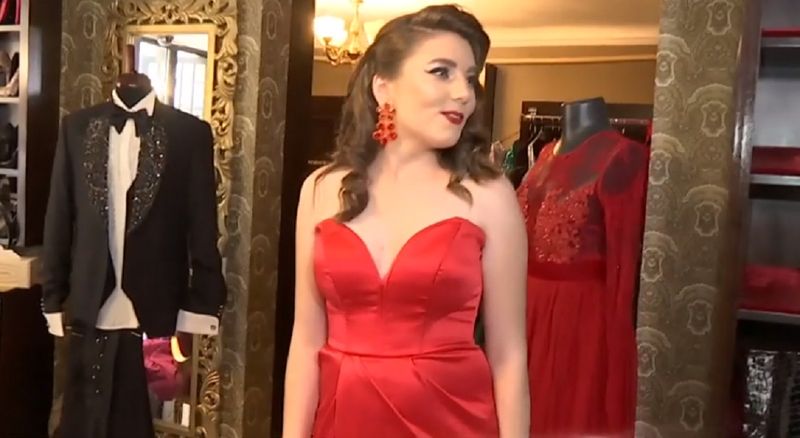 Vulpița, ce transformare! Așa sexy nu ai mai văzut-o niciodată. Îmbrăcată într-o rochie cu crăpătură pe picior, Veronica Stegaru a întors priviri