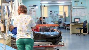 Accident rutier în Cluj! O asistentă este rănită după ce  ambulanţa în care se afla s-a ciocnit de o mașină