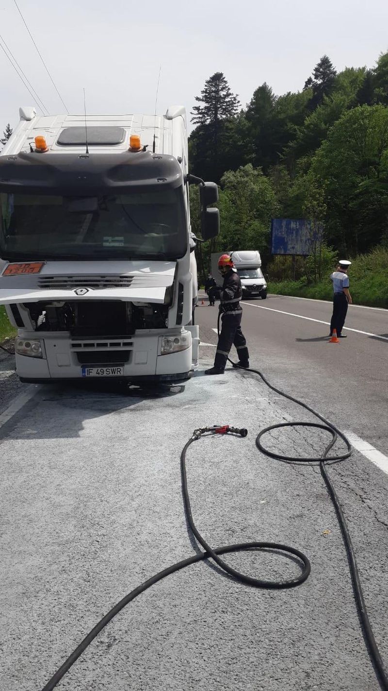 Incendiu periculos pe DN1! O cisternă cu 30 de tone motorină şi benzină a luat foc