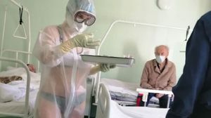 lenjerie Halucinant! Asistenta care a încins Internetul. Îngrijește pacienții cu COVID-19 în lenjerie intimă.