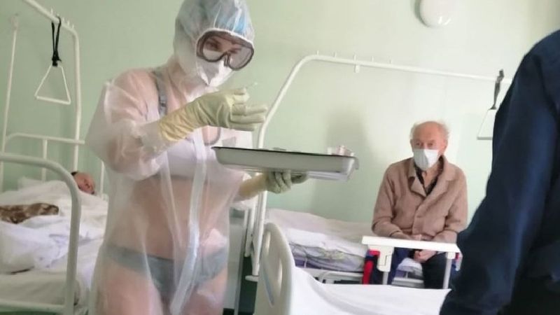 lenjerie Halucinant! Asistenta care a încins Internetul. Îngrijește pacienții cu COVID-19 în lenjerie intimă.