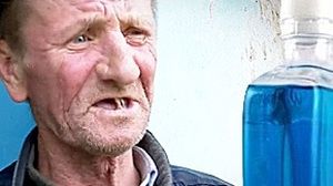Inconștiență fără margini în localitatea în care zece oameni au murit după ce au băut spirt contrafăcut! Primarul localității le-a dat de pomană licoarea fatală