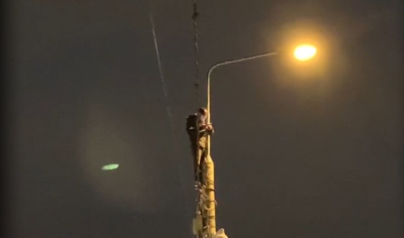 Tentativă de sinucidere &icirc;n fața Palatului Cotroceni. S-a urcat pe un st&acirc;lp de electricitate, iar ce a urmat &icirc;ntrece imaginația
