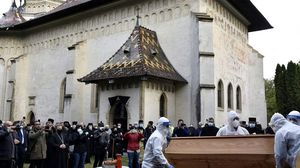 Isterie în jurul sicriului lui ÎPS Pimen. Ce s-a întâmplat la Suceava