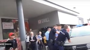 Pensionar încătușat de polițiști pentru că a refuzat termoscanarea