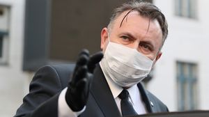 Măşti de protecţie gratuite pentru 2,3 milioane de persoane! Ministrul Sănătăţii, Nelu Tătaru, a făcut anunțul 