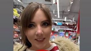 Vulpița, apariție șocantă într-un magazin din București. Oamenii și-au dat coate când au văzut cum era îmbrăcată