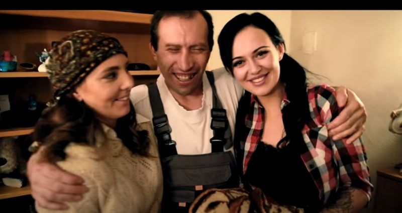 Primele imagini cu noul videoclip al soților Stegaru alături de Raffaelo