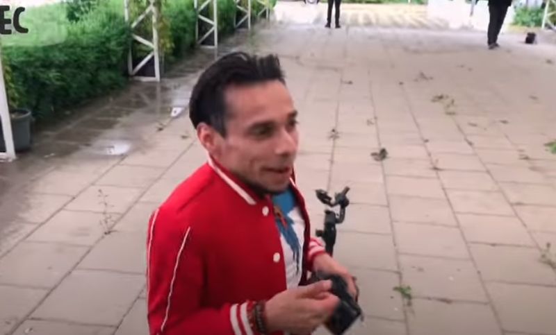Andra Volos, protagonista videoclipului „Te-așteaptă în ușă bagajul”