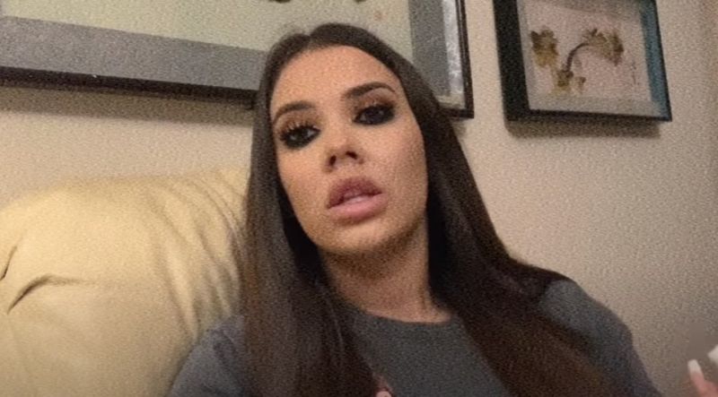 Andra Volos, protagonista videoclipului „Te-așteaptă în ușă bagajul”