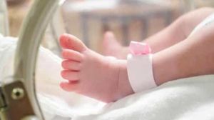 Și-a izbit de pământ bebelușul de două luni după o ceartă cu iubitul 