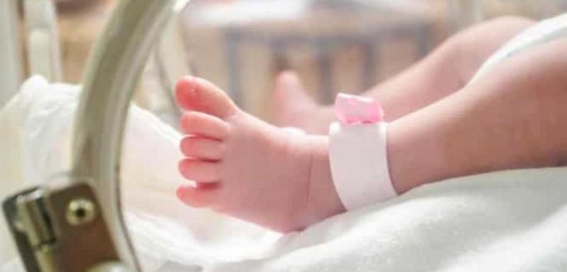 Și-a izbit de pământ bebelușul de două luni după o ceartă cu iubitul 
