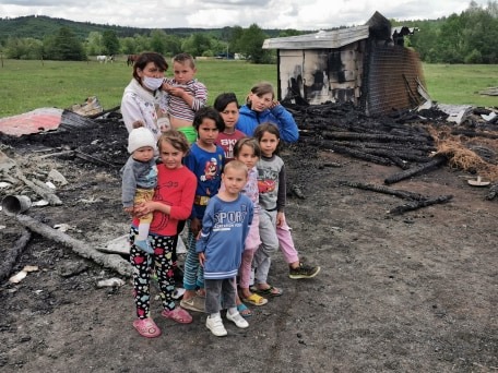 Zece copii din Suceava au rămas pe drumuri, după ce casa lor a ars