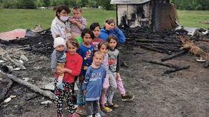 Zece copii din Suceava au rămas pe drumuri, după ce casa lor a ars