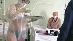 „Sexy-asistenta” a devenit un model pentru colegele ei! Gestul lor a devenit viral