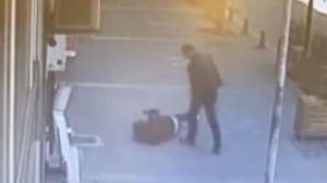 Imagini greu de privit. Mamă și fiică, bătute cu salbăticie, în plină zi. S-a întâmplat sub privirile mai multor persoane